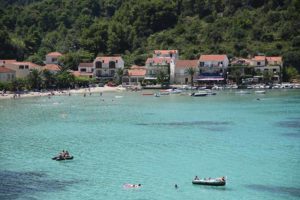 Aguas turquesas en isla de Mjet
